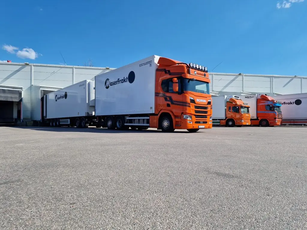 Fyra MaserFrakt lastbilar parkerad vid en terminal