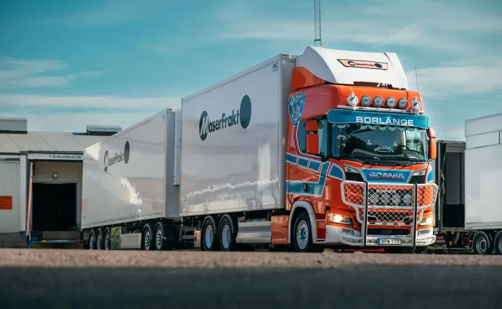 MaserFrakt lastbil parkerad utanför terminal