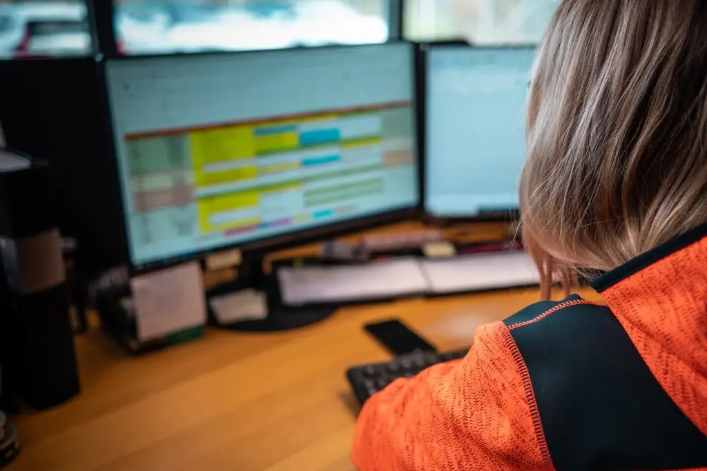 Anställd på MaserFrakt arbetar vid datorn