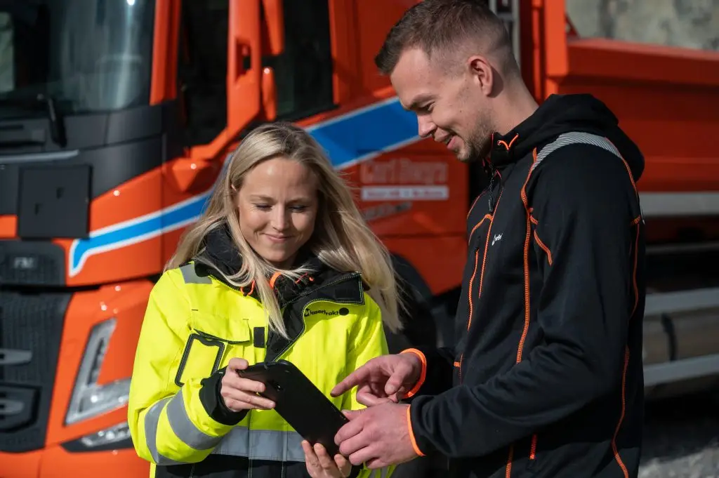 MaserFrakt personal och delägare tittar på surfplatta