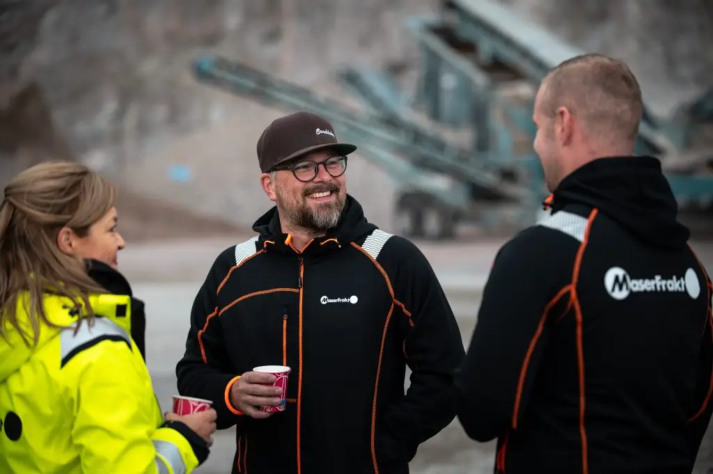 MaserFrakt personal och delägare pratar i en bergtäkt